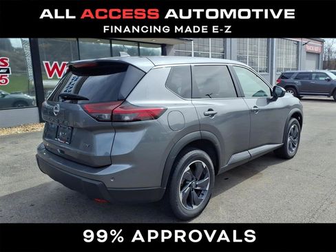 Used 2024 Nissan Rogue SV image 2