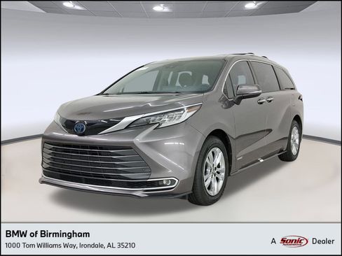 Used 2021 Toyota Sienna Limited image 1