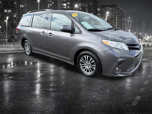 Used 2019 Toyota Sienna XLE image 9