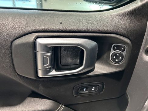 Used 2020 Jeep Gladiator Overland image 9