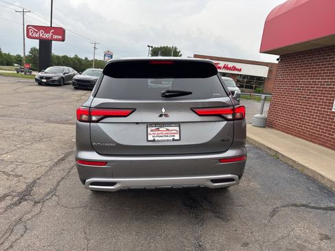 Used 2024 Mitsubishi Outlander SE image 4