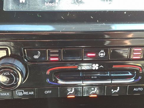 Used 2022 Jeep Grand Cherokee L Laredo image 24