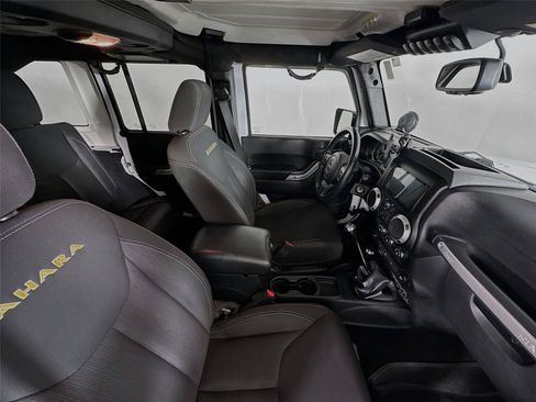 Used 2015 Jeep Wrangler Unlimited Sahara w/ Connectivity Group AWD/4WD image 24