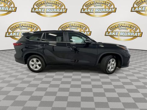 Used 2023 Toyota Highlander LE FWD image 4