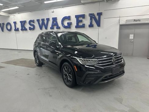 Certified 2022 Volkswagen Tiguan SE w/ Panoramic Sunroof Package AWD/4WD image 2