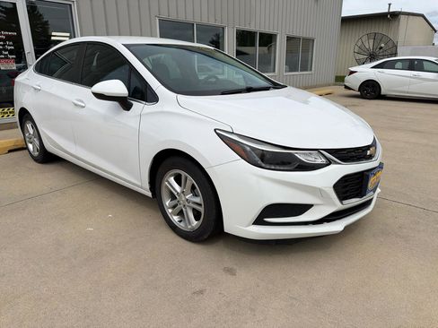 Used 2017 Chevrolet Cruze LT FWD image 3