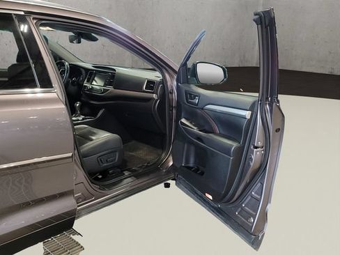 Used 2019 Toyota Highlander XLE AWD/4WD image 24