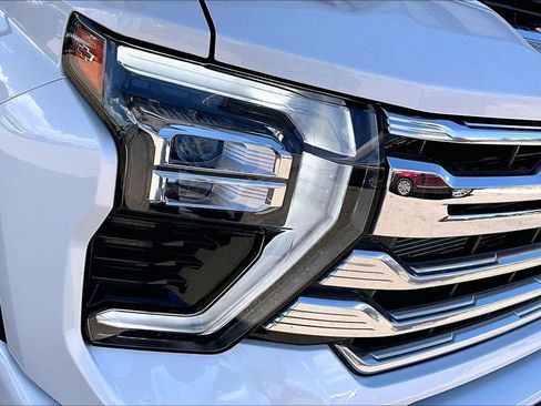 Used 2025 Chevrolet Silverado 2500 High Country w/ High Country Premium Package AWD/4WD image 32