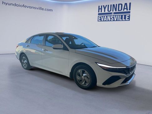 New 2026 Hyundai Elantra SE FWD image 2