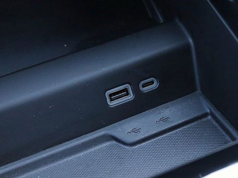 Used 2025 Chevrolet Suburban Z71 image 33