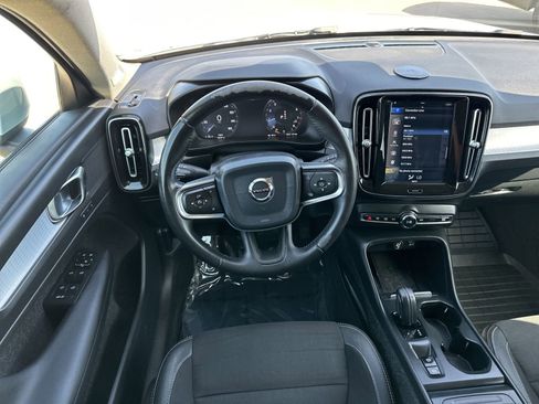 Used 2020 Volvo XC40 T5 Momentum image 31