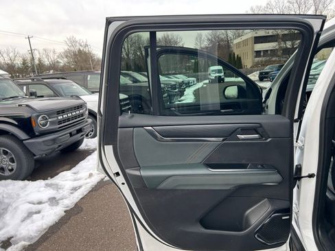 Used 2024 GMC Acadia AT4 w/ Luxury Package image 17