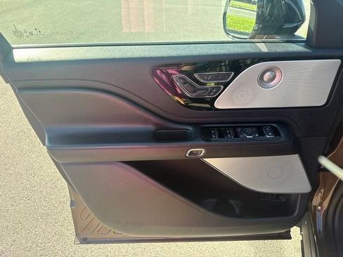 Used 2022 Lincoln Aviator Reserve w/ Equipment Group 201A AWD/4WD image 14