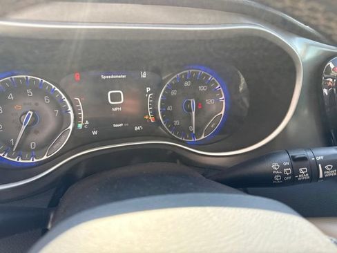 Used 2024 Chrysler Pacifica Touring-L FWD image 11