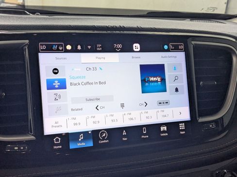 Used 2023 Chrysler Pacifica Limited w/ Uconnect Theater Family Group FWD image 15