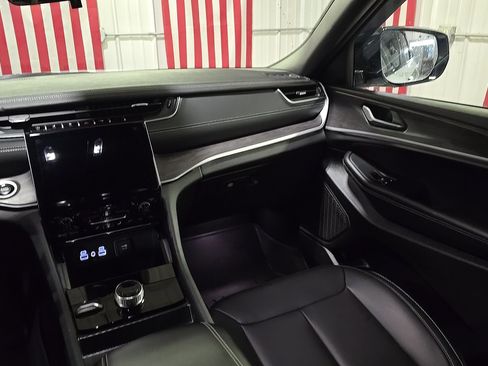 Used 2025 Jeep Grand Cherokee L Limited w/ Black Appearance Package image 16