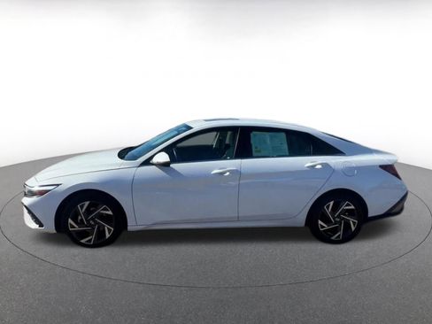 Used 2025 Hyundai Elantra Limited image 9