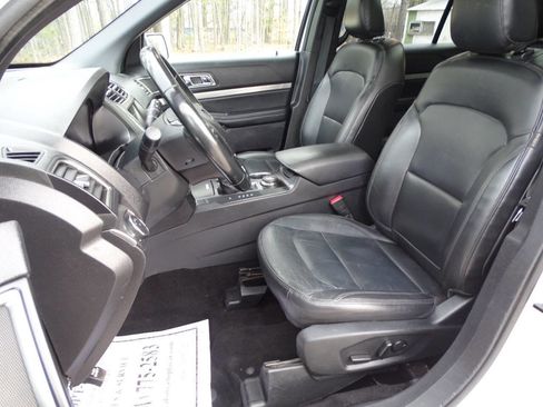 Used 2019 Ford Explorer XLT w/ Equipment Group 202A image 2