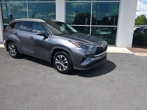 Used 2022 Toyota Highlander XLE AWD/4WD image 5