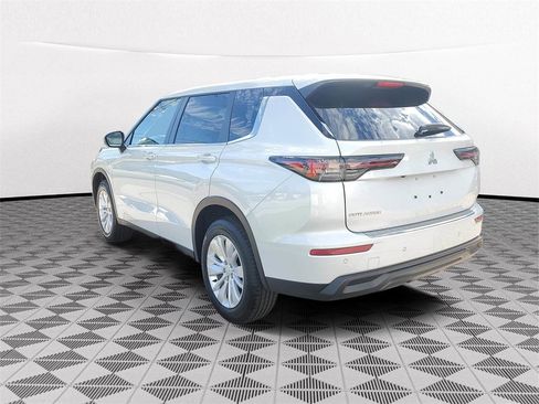 New 2026 Mitsubishi Outlander ES image 4