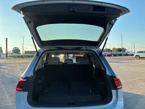 Used 2018 Volkswagen Tiguan SE AWD/4WD image 18