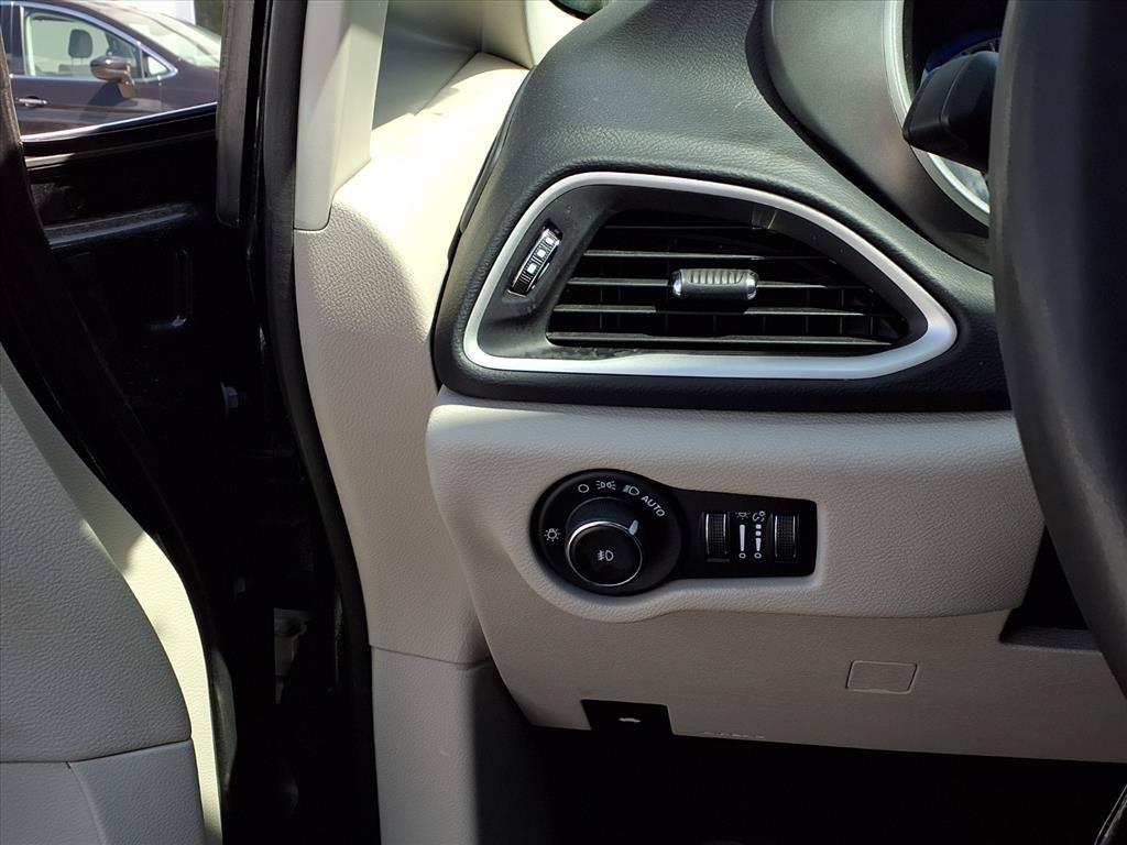 Used 2023 Chrysler Pacifica Touring-L FWD image 14