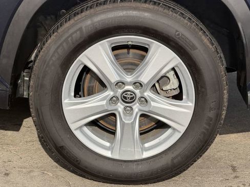 Certified 2025 Toyota Highlander LE FWD image 8
