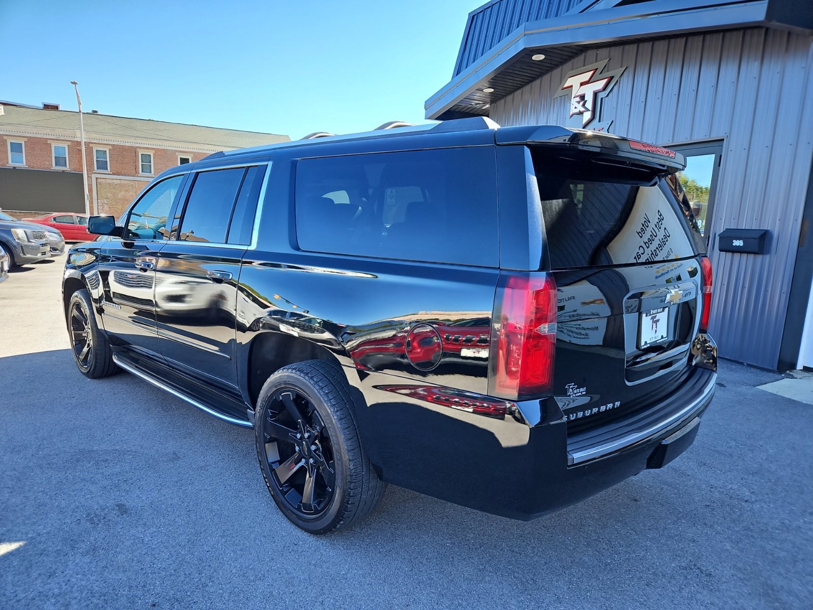 Used 2017 Chevrolet Suburban Premier AWD/4WD image 4