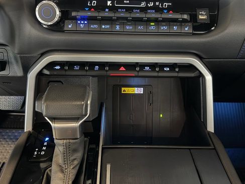Used 2024 Toyota Sequoia Platinum AWD/4WD image 33