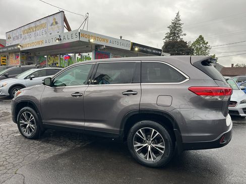 Used 2019 Toyota Highlander LE AWD/4WD image 4