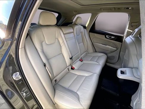 Used 2018 Volvo XC60 T5 Momentum w/ Convenience Package image 17