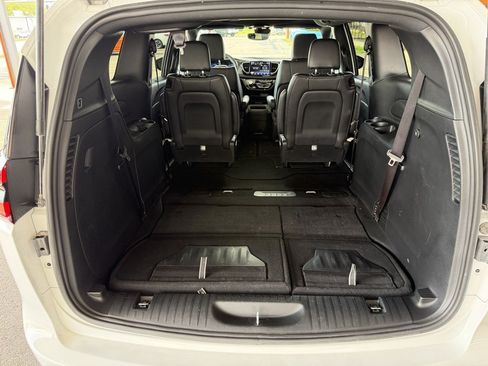 Used 2025 Chrysler Pacifica Select FWD image 32