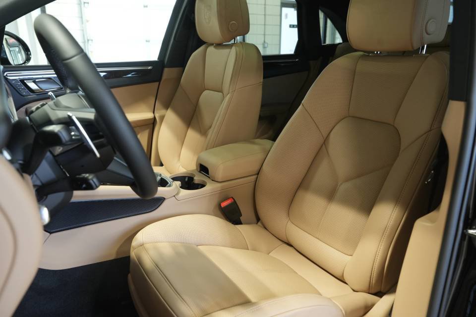 Certified 2026 Porsche Macan AWD/4WD image 5
