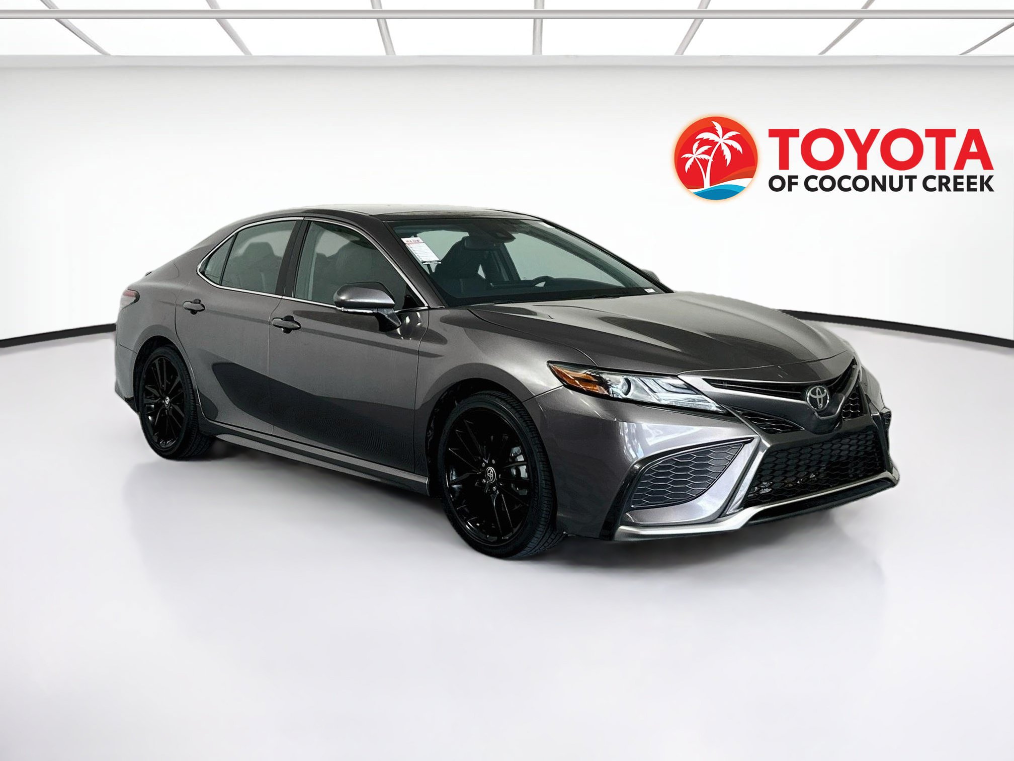 Used 2022 Toyota Camry XSE FWD image 1