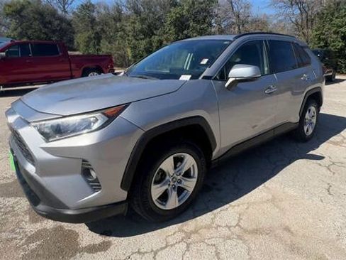 Used 2019 Toyota RAV4 XLE w/ Convenience Package image 4