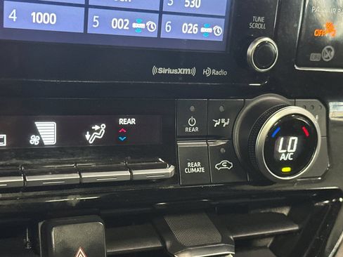 Used 2022 Toyota Highlander XLE AWD/4WD image 30