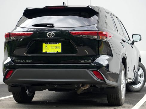 Used 2021 Toyota Highlander LE AWD/4WD image 4