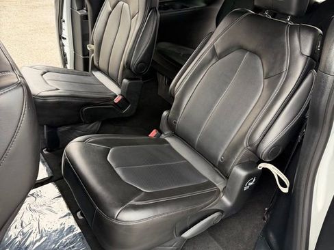 Used 2025 Chrysler Pacifica Select image 39