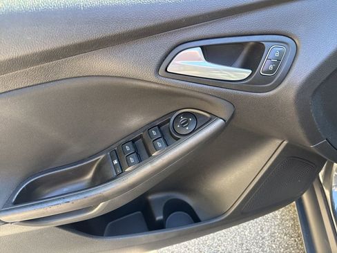Used 2017 Ford Focus SEL image 9