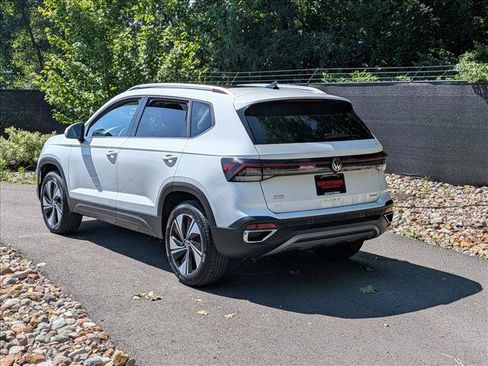Used 2025 Volkswagen Taos SE AWD/4WD image 3