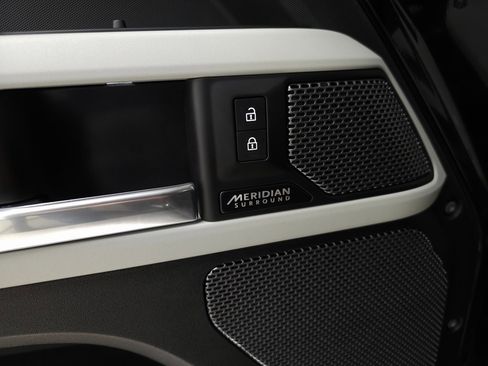 Used 2023 Land Rover Defender 110 SE image 15