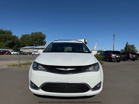 Used 2017 Chrysler Pacifica Touring-L Plus FWD image 2