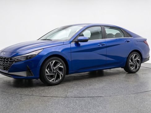 Used 2025 Hyundai Elantra SEL FWD image 3
