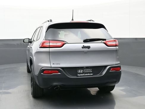 Used 2018 Jeep Cherokee Latitude w/ Altitude Package FWD image 4