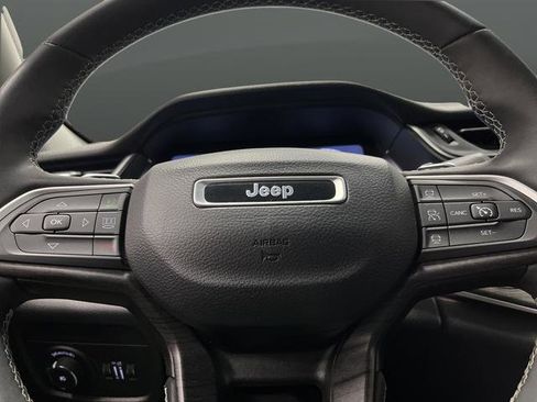 Used 2023 Jeep Grand Cherokee Limited w/ Luxury Tech Group II image 16