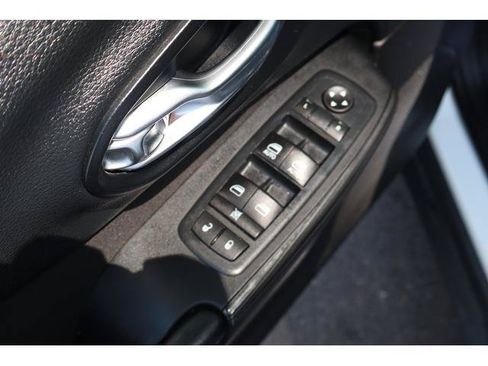 Used 2015 Jeep Cherokee Latitude w/ Cold Weather Group AWD/4WD image 10