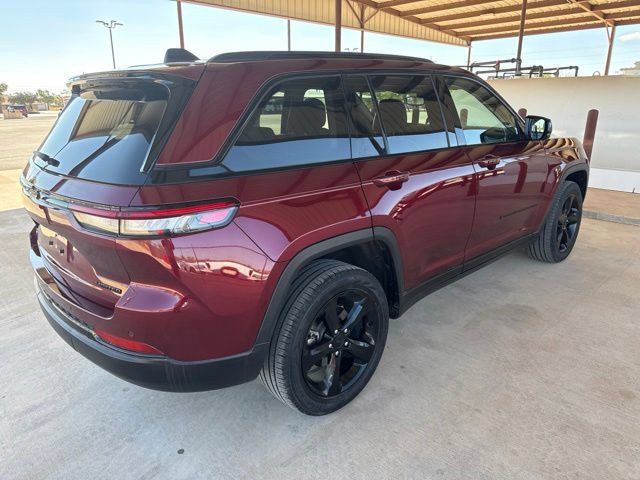 Used 2024 Jeep Grand Cherokee Limited w/ Black Appearance Package AWD/4WD image 8