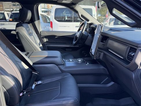 Used 2024 Ford Expedition Platinum image 36