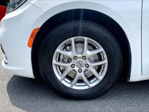 Used 2024 Chrysler Pacifica Touring-L FWD image 10