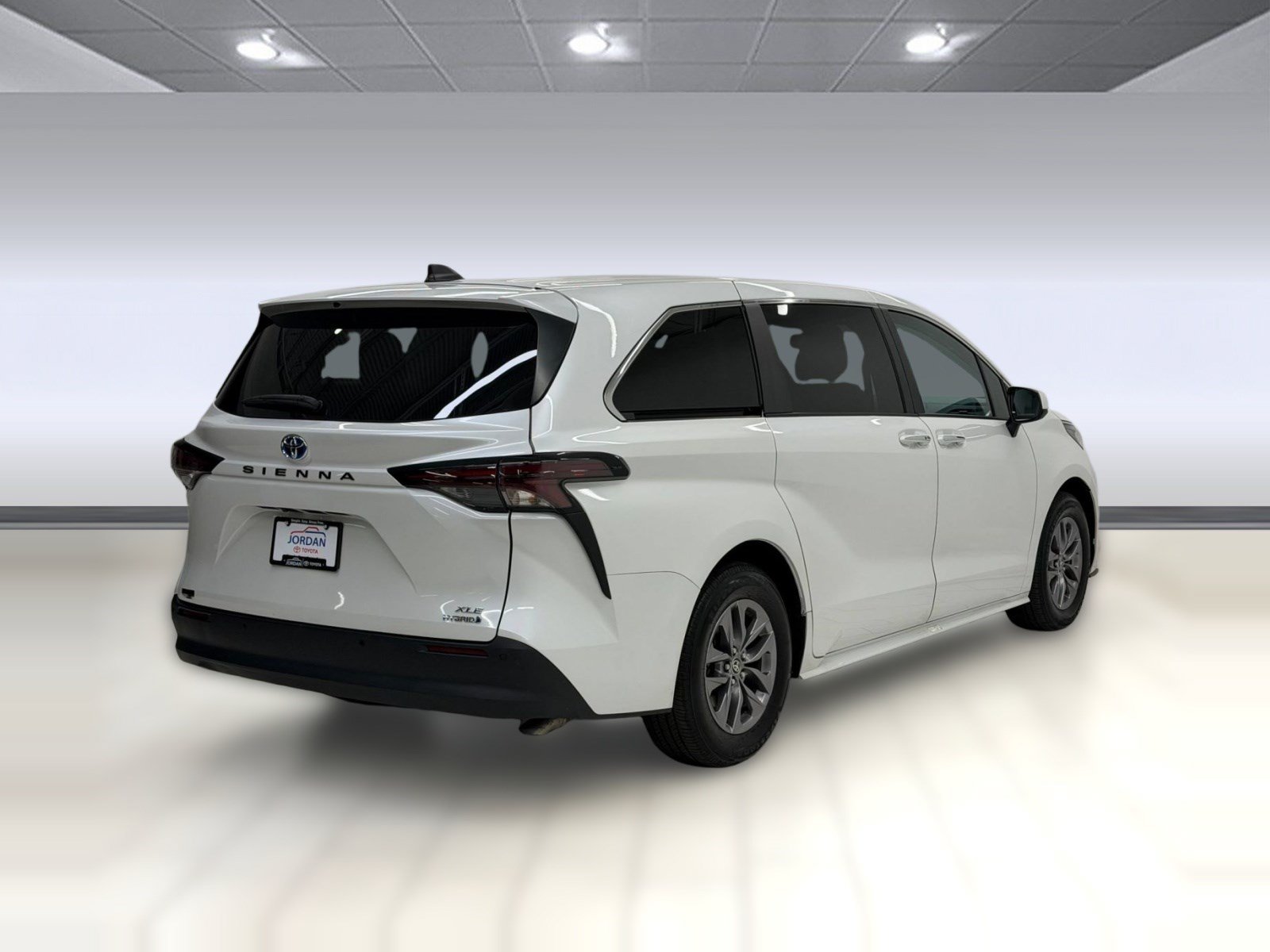 Used 2024 Toyota Sienna XLE FWD image 7